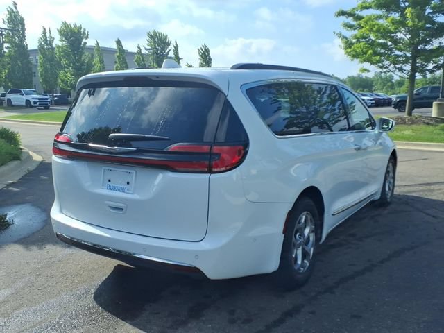 Used 2022 Chrysler Pacifica Limited FWD image 4