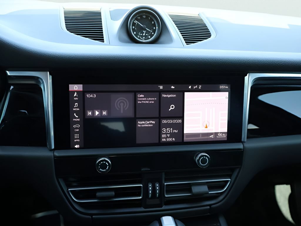 Certified 2025 Porsche Macan AWD/4WD image 23