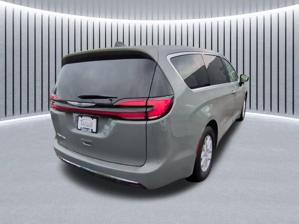 Used 2023 Chrysler Pacifica Touring-L FWD image 13