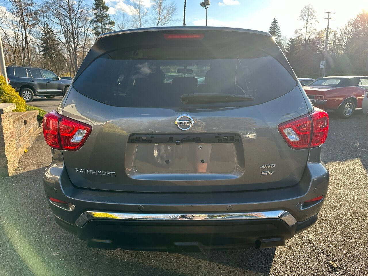 Used 2018 Nissan Pathfinder SV image 5