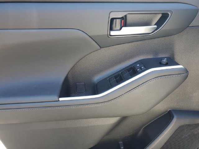 Used 2023 Toyota Highlander XLE AWD/4WD image 16