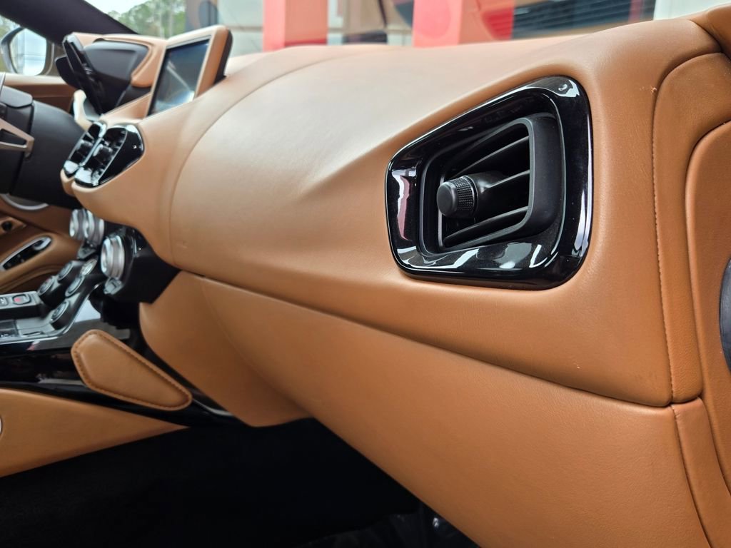 Used 2020 Aston Martin V8 Vantage Coupe image 26