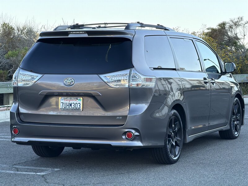 Used 2016 Toyota Sienna SE Premium FWD image 6