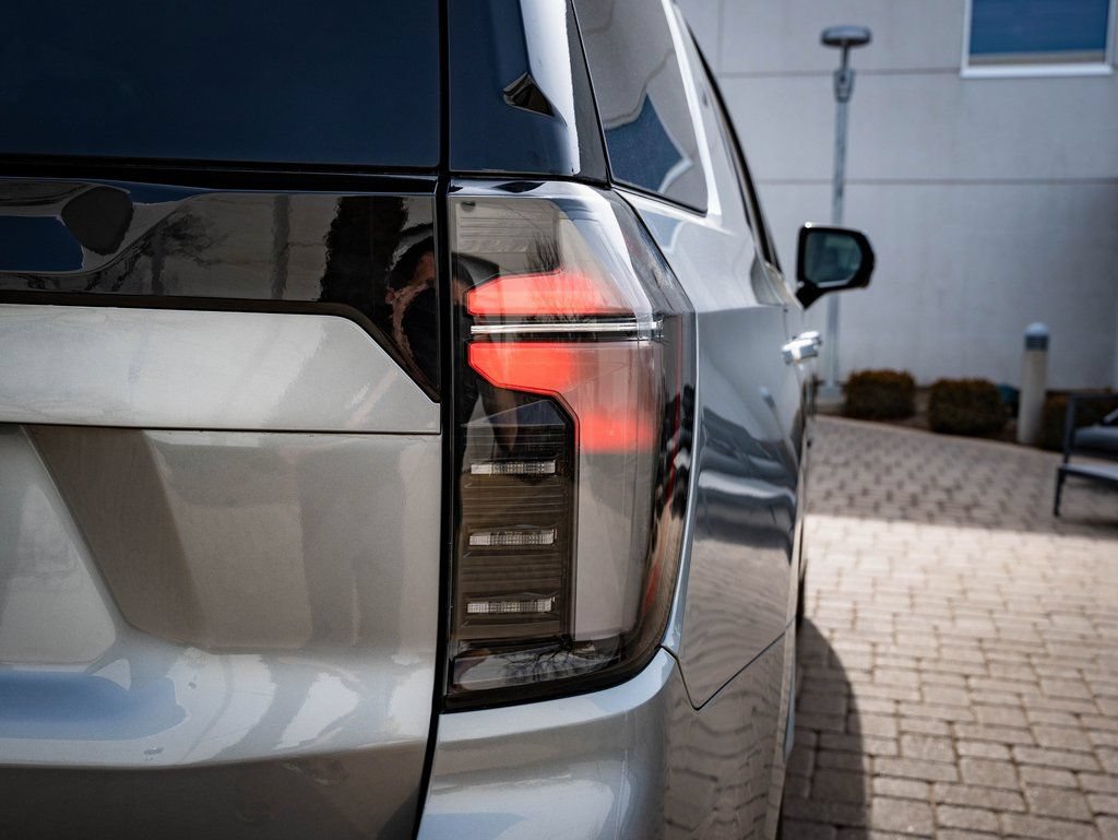 Used 2025 Chevrolet Tahoe High Country AWD/4WD image 18