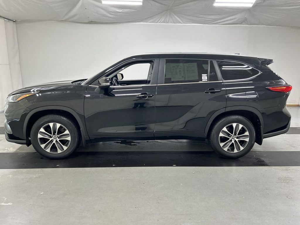 Used 2023 Toyota Highlander XLE AWD/4WD image 6