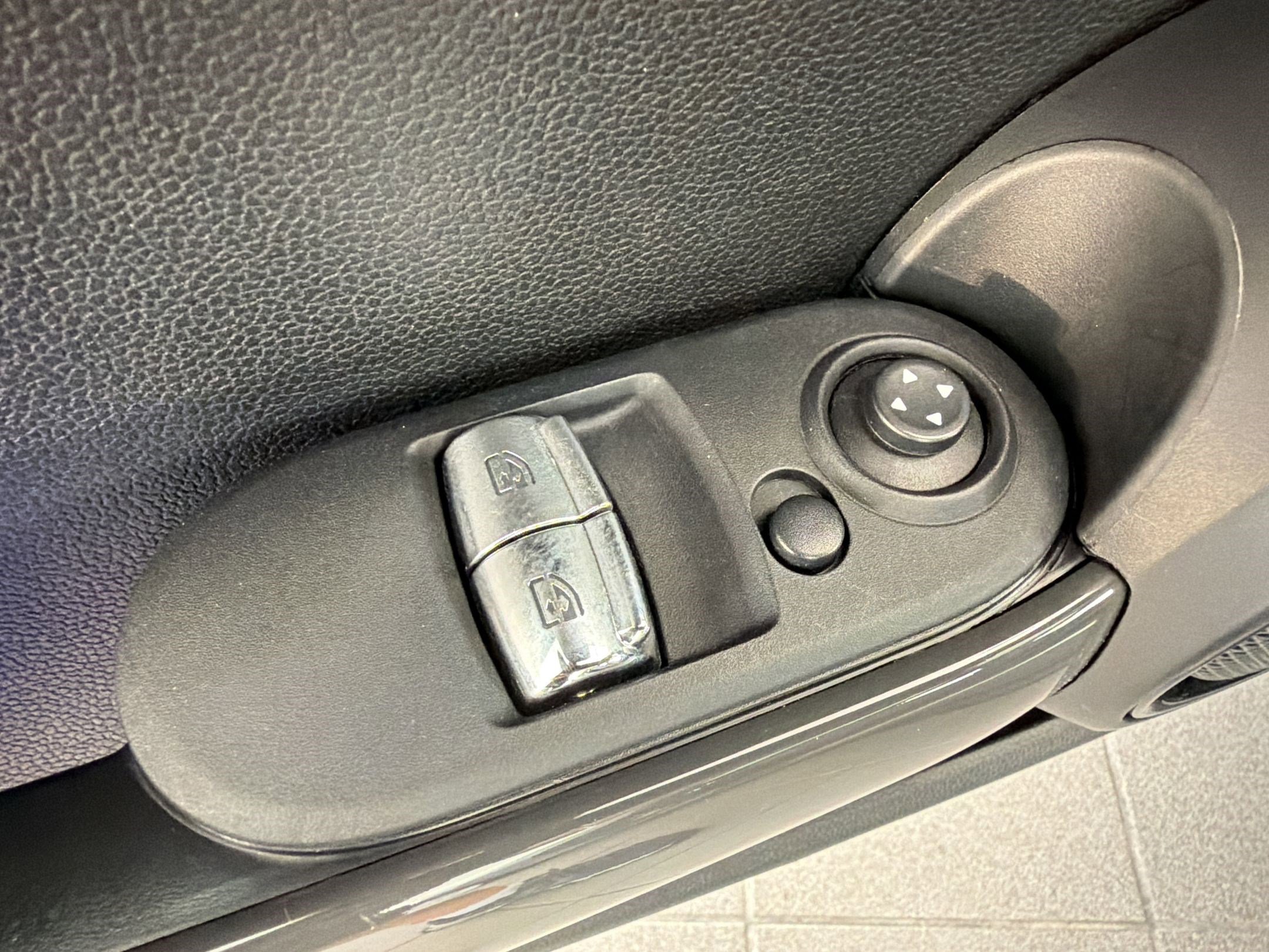 Used 2016 MINI Cooper 2-Door Hardtop FWD image 13