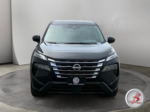 Used 2025 Nissan Rogue SV image 2