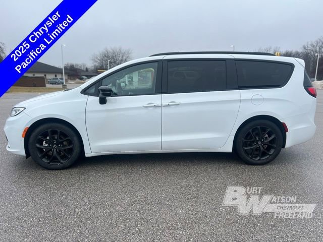 Used 2025 Chrysler Pacifica Limited image 3