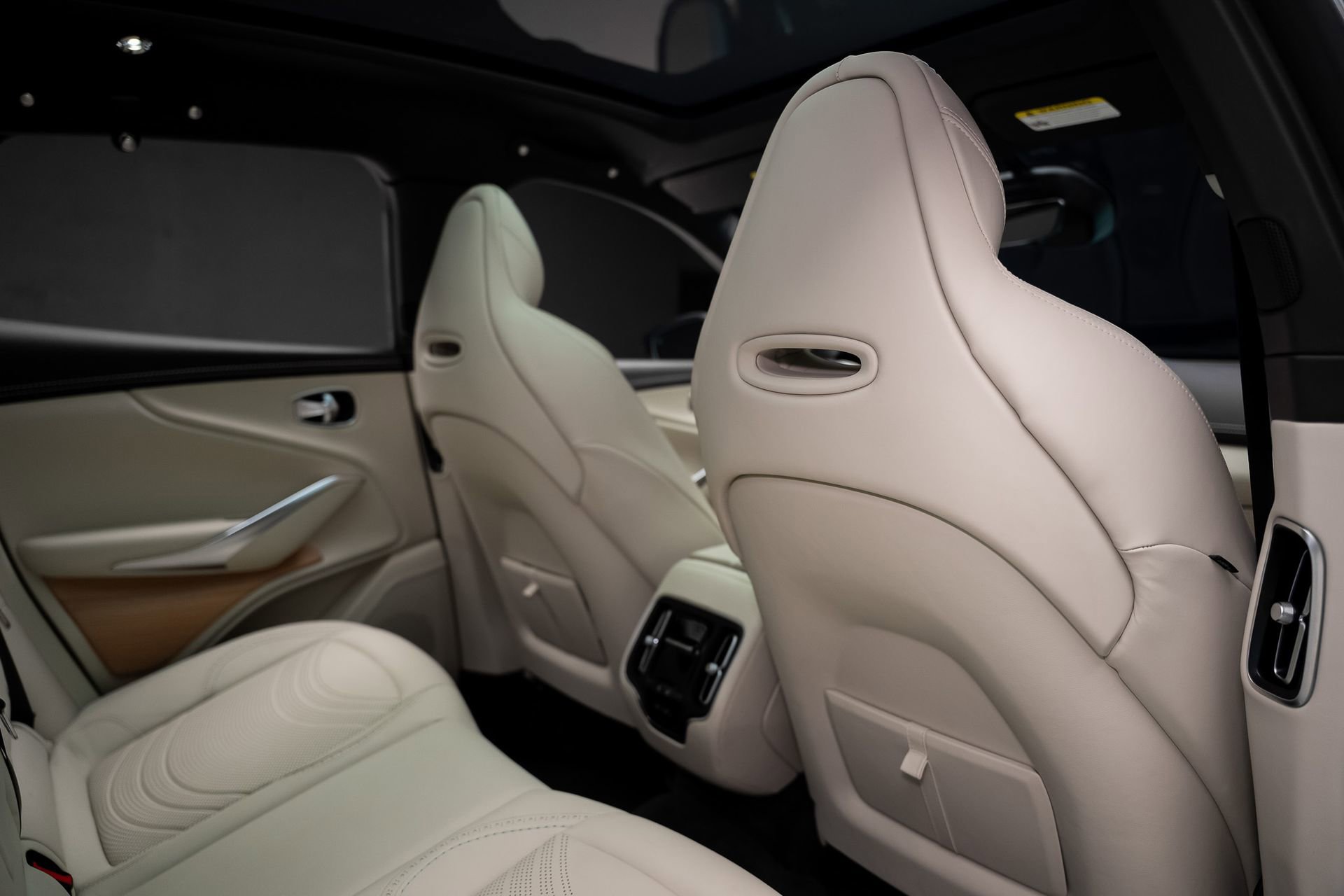 Used 2023 Aston Martin DBX AWD/4WD image 59