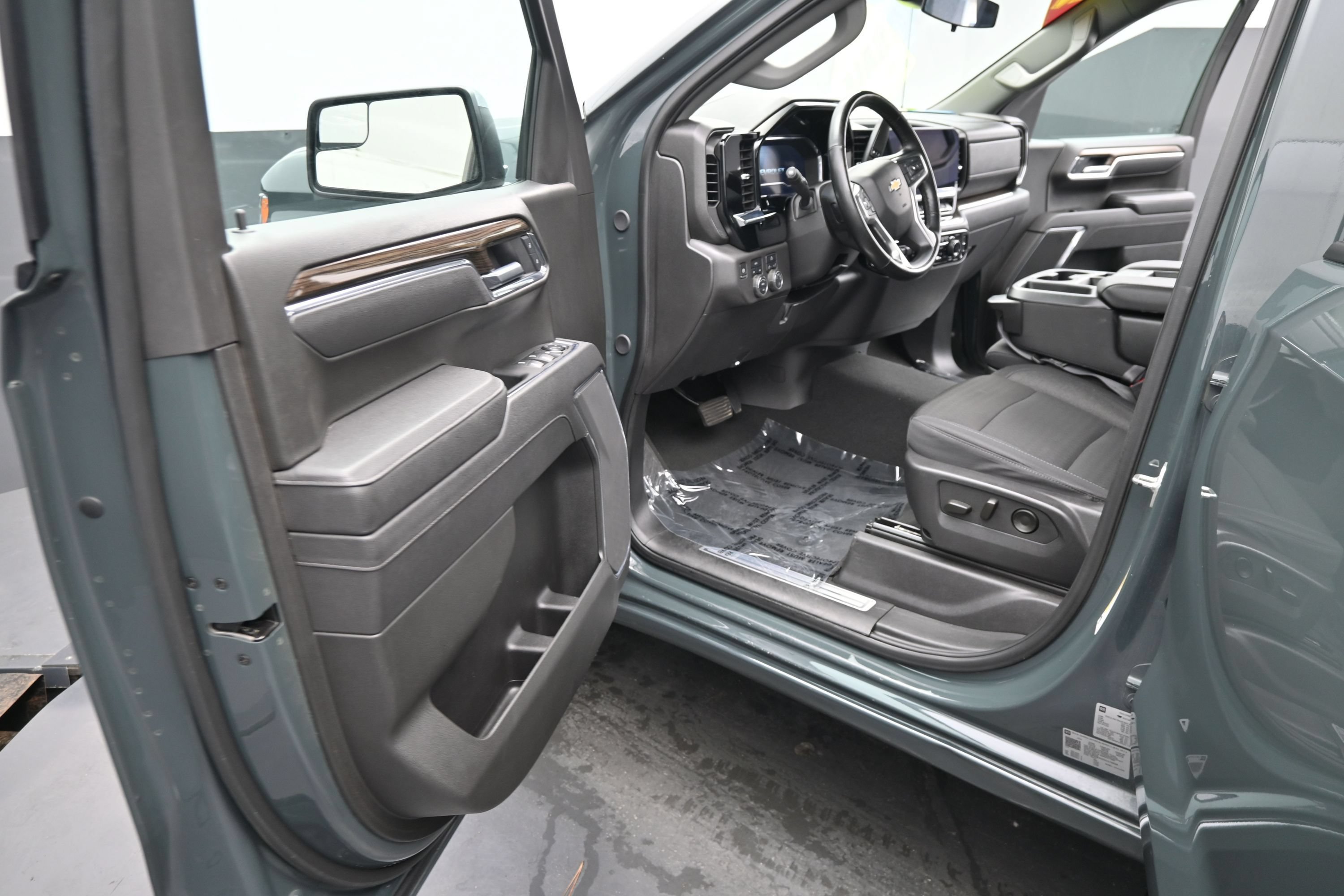 Used 2025 Chevrolet Silverado 1500 LT AWD/4WD image 15