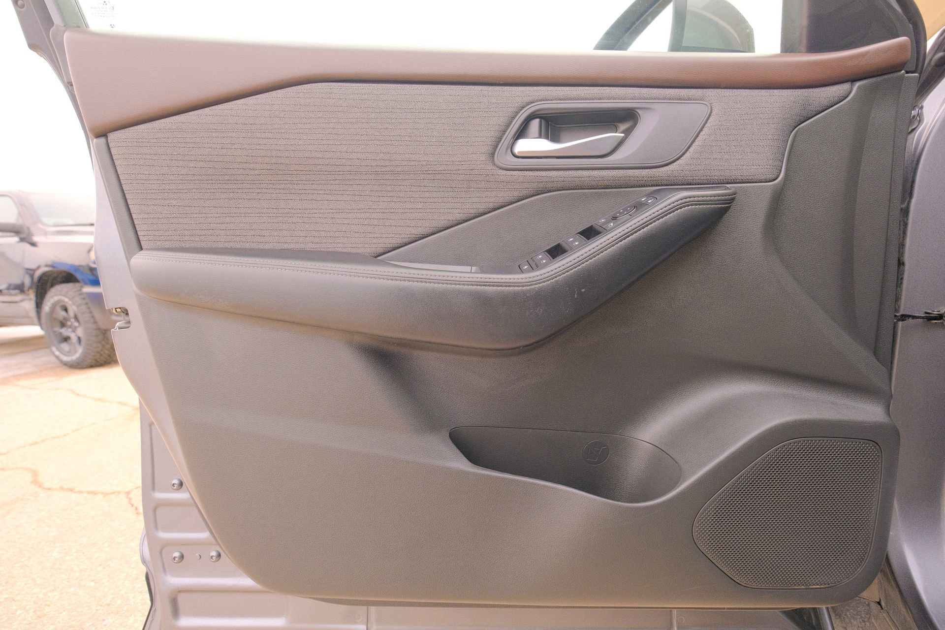 Used 2023 Nissan Rogue SV image 26