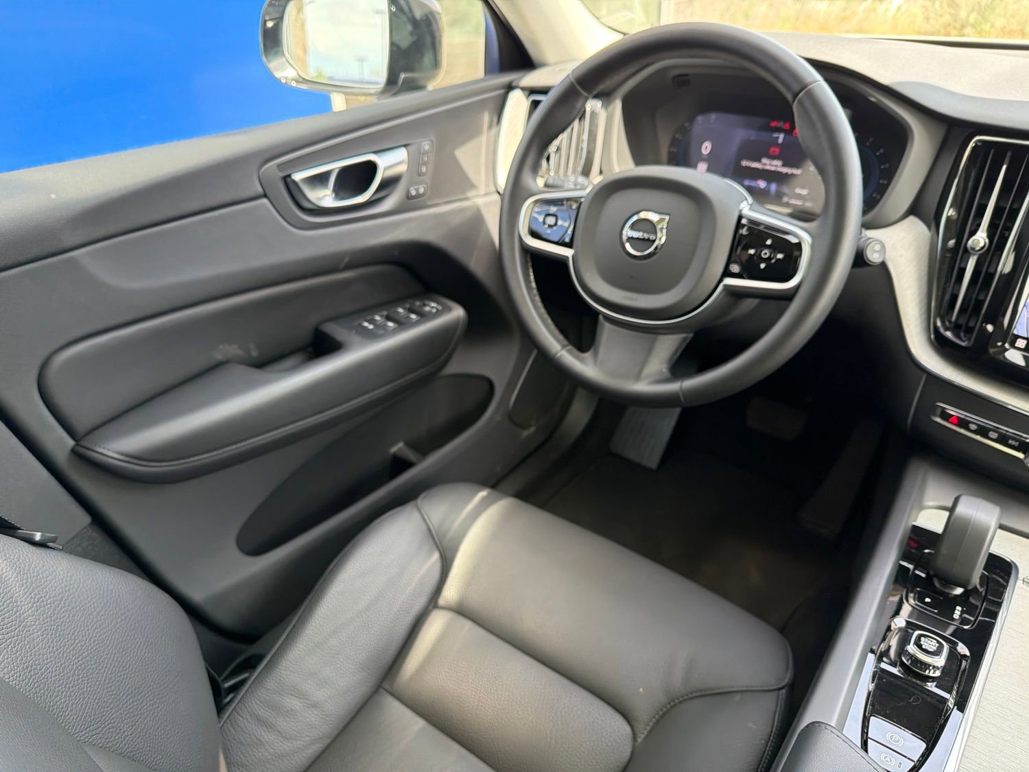 Used 2025 Volvo XC60 B5 Plus AWD/4WD image 11
