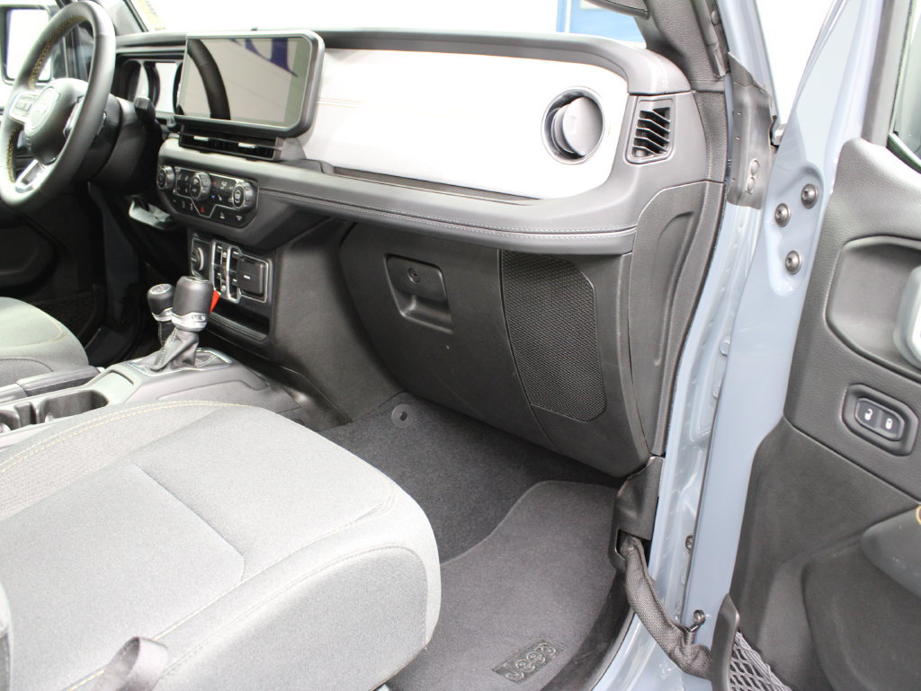 Used 2024 Jeep Wrangler Unlimited Sahara w/ Technology Group AWD/4WD image 35