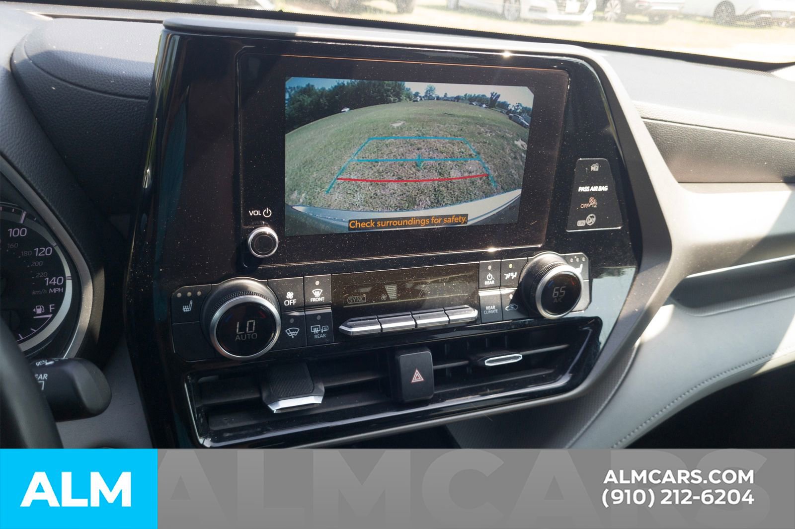 Used 2023 Toyota Highlander XLE AWD/4WD image 10