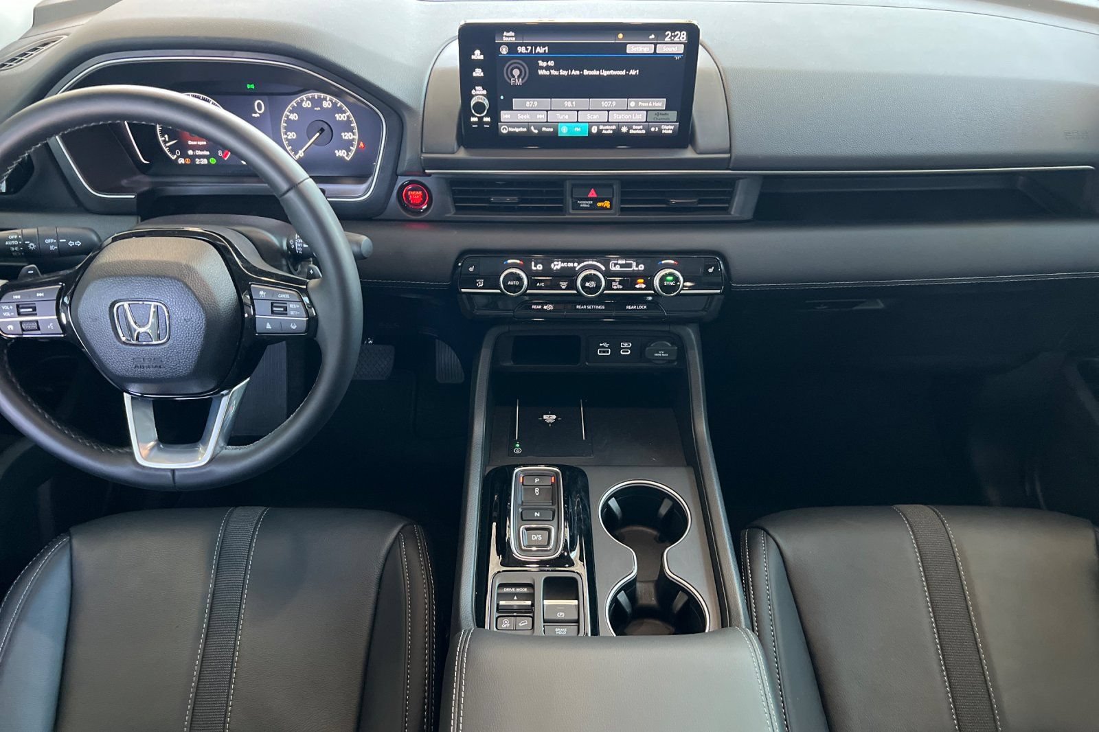 Used 2025 Honda Pilot Touring image 10