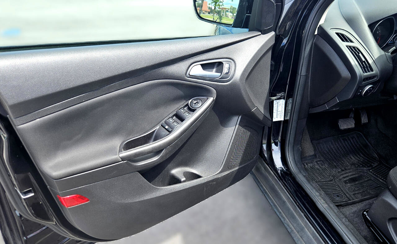 Used 2017 Ford Focus SEL w/ Cold Weather Package image 7