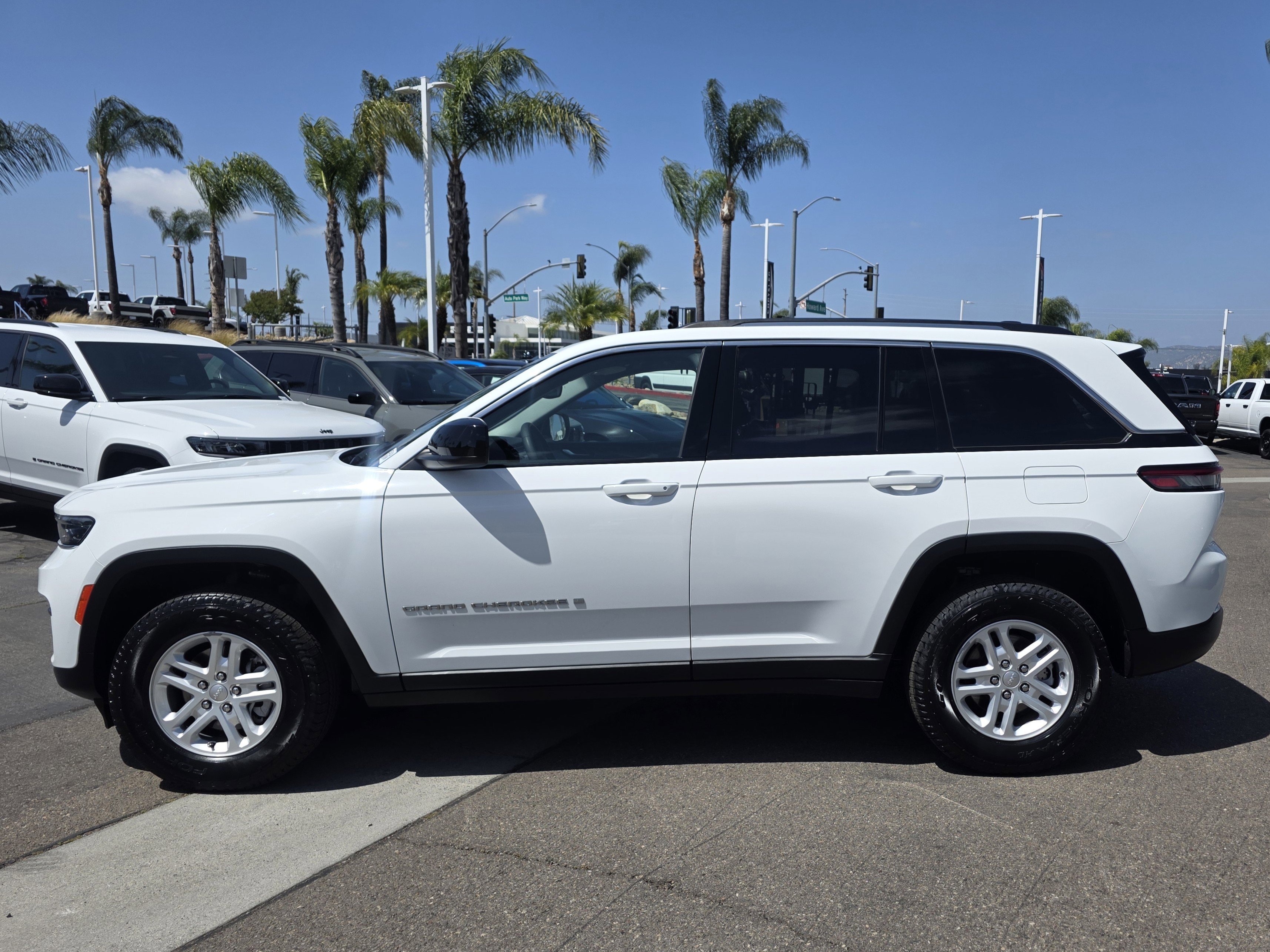 Certified 2023 Jeep Grand Cherokee Laredo RWD image 2