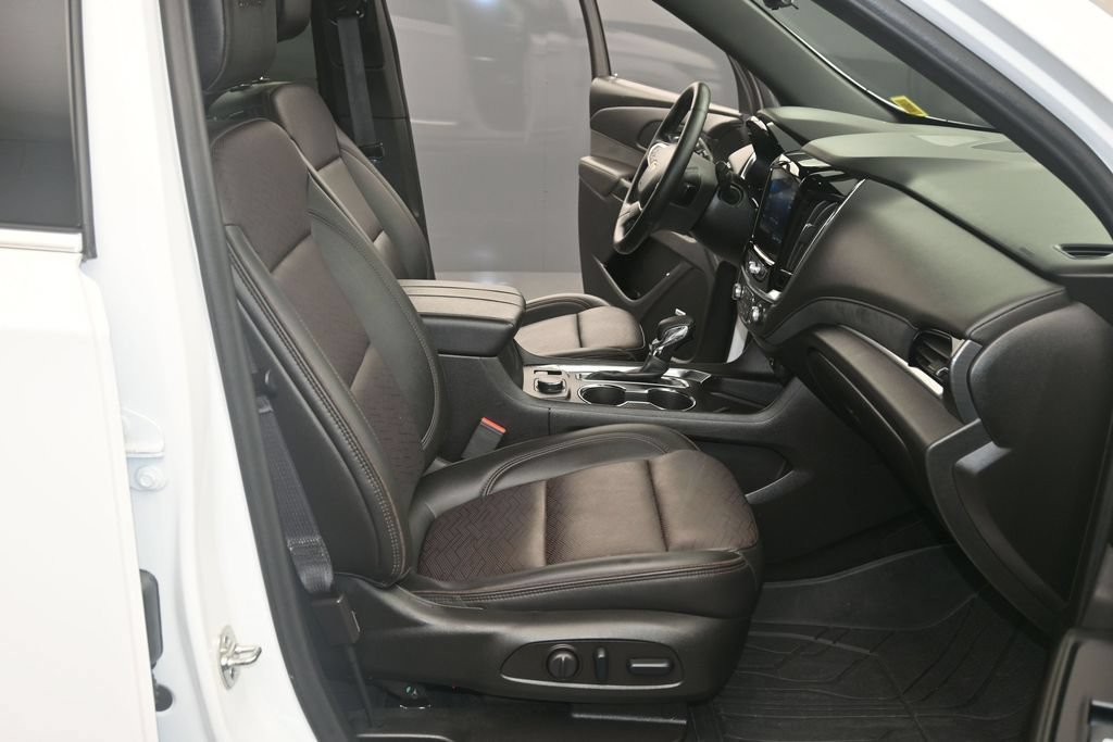 Used 2023 Chevrolet Traverse High Country w/ LPO, Floor Liner Package AWD/4WD image 11