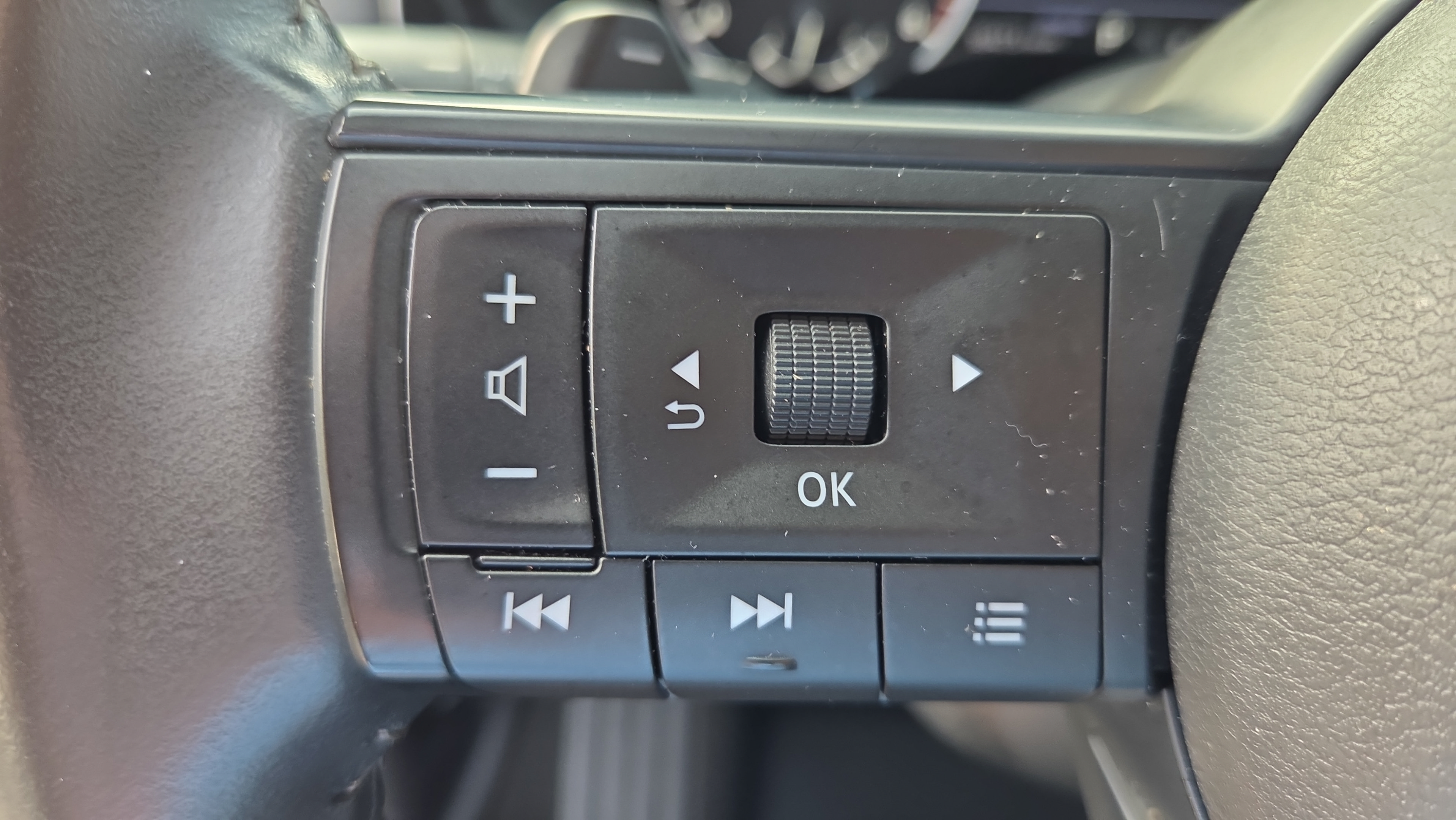 Used 2025 Nissan Pathfinder SV FWD image 24