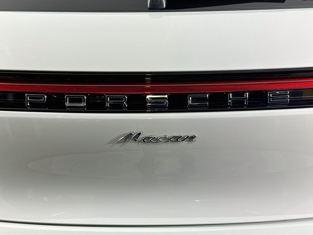 Certified 2023 Porsche Macan AWD/4WD image 33