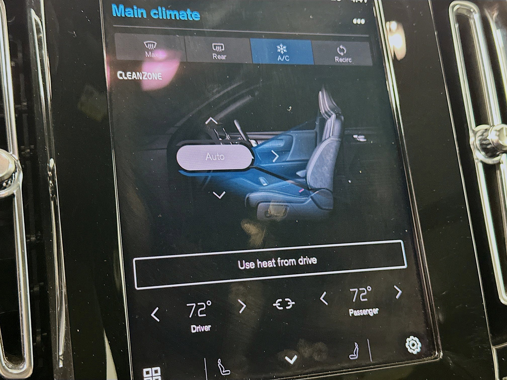 Used 2024 Volvo XC40 B5 Core image 24