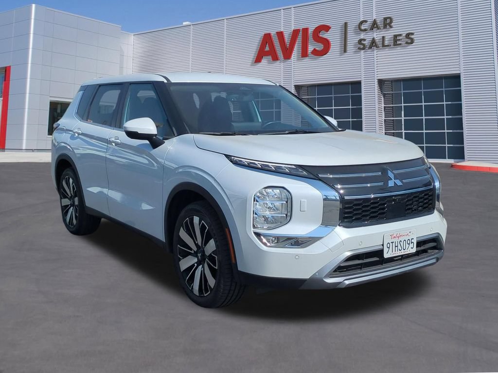 Used 2025 Mitsubishi Outlander SE AWD/4WD image 3