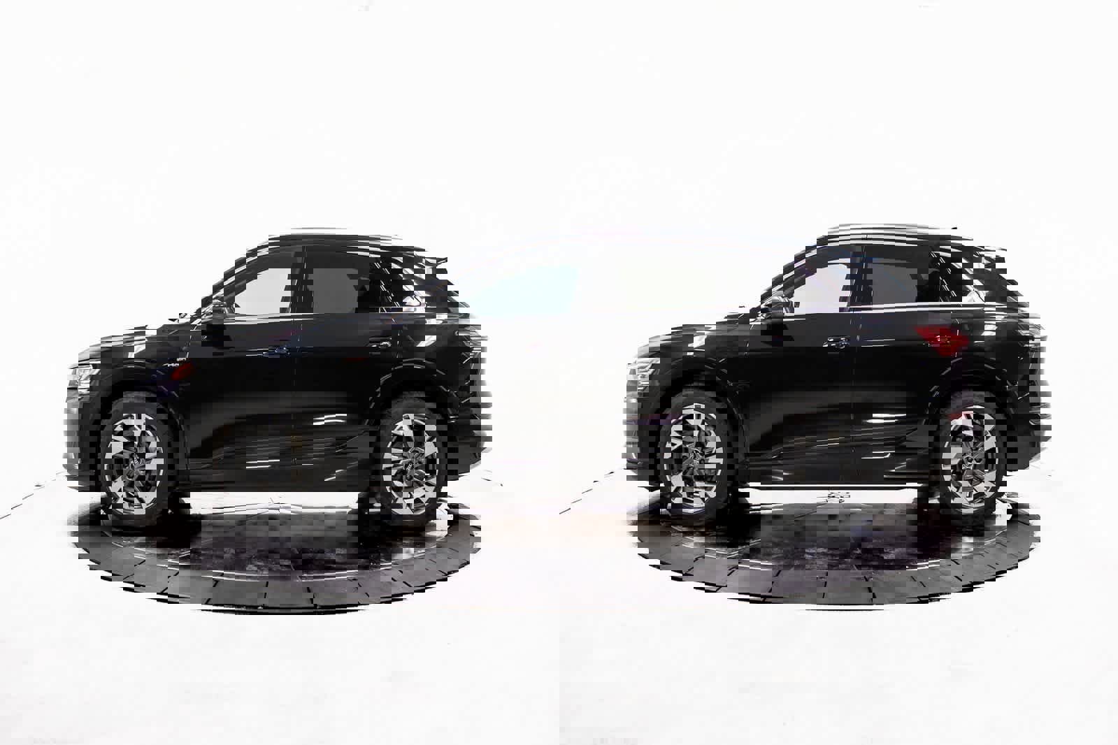 Used 2022 Audi e-tron Premium image 2