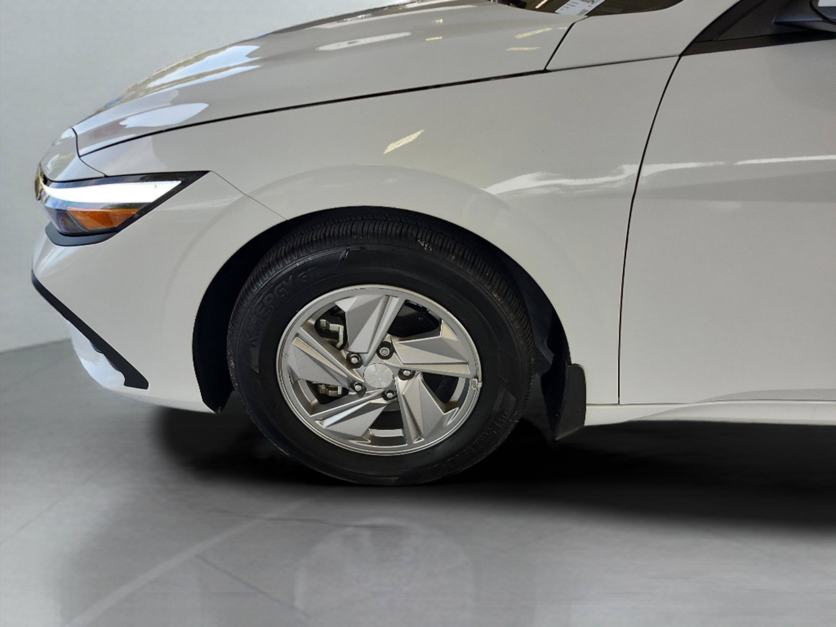 Used 2025 Hyundai Elantra SE FWD image 29