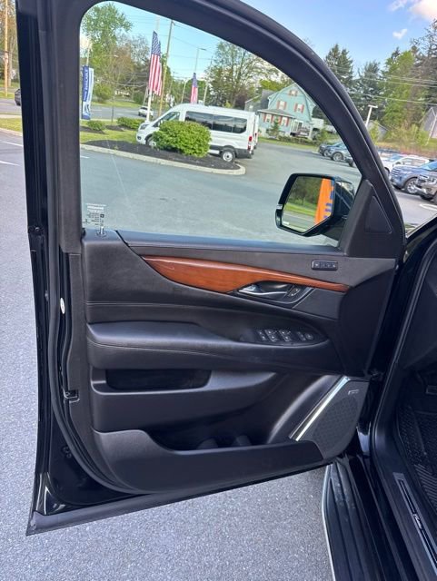 Used 2018 Cadillac Escalade Luxury AWD/4WD image 15