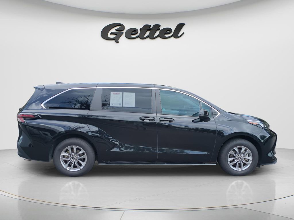 Certified 2025 Toyota Sienna LE image 3
