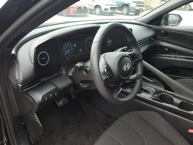 Certified 2025 Hyundai Elantra SEL FWD image 17