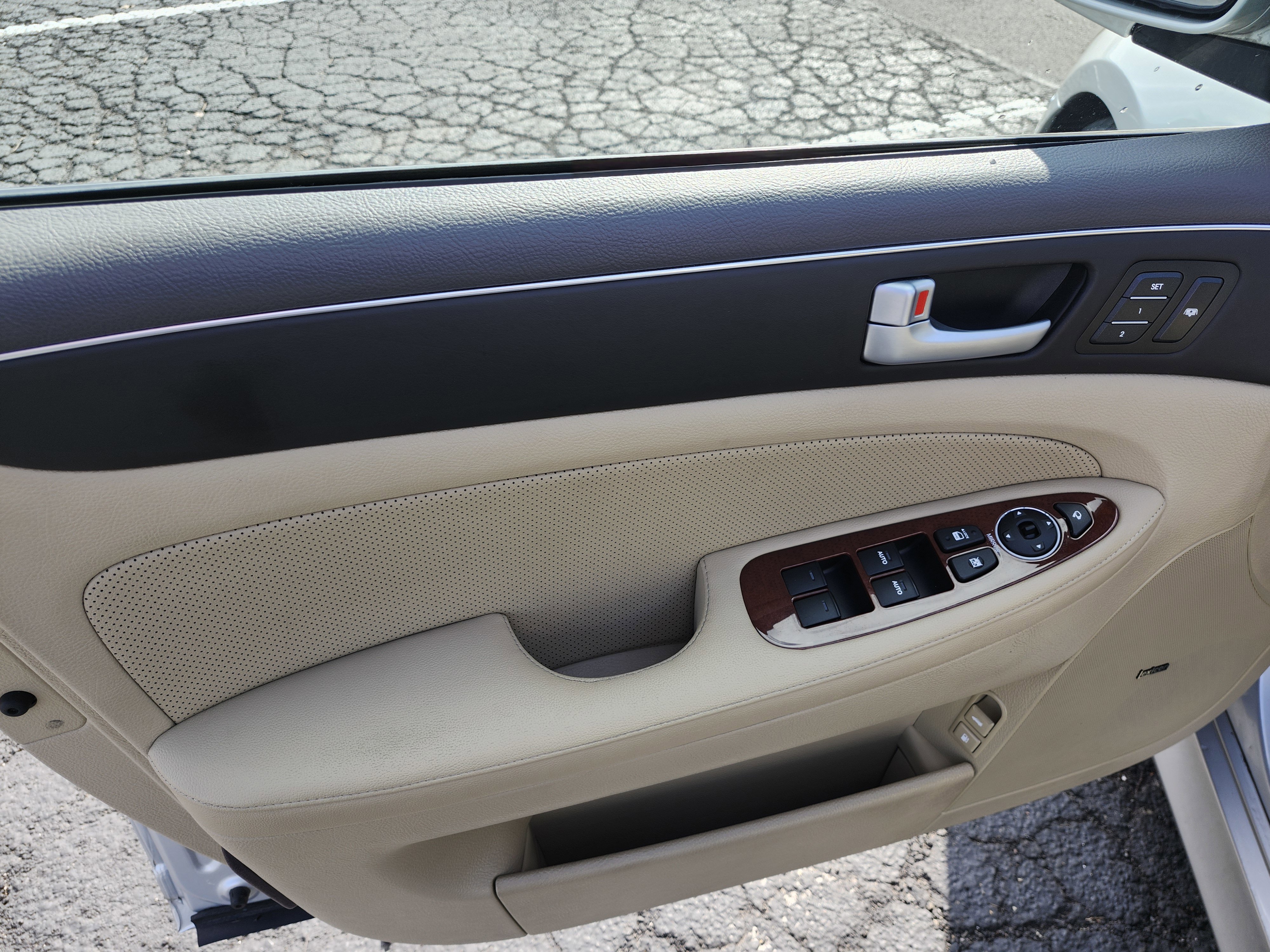 Used 2013 Hyundai Genesis 3.8 w/ Premium Pkg image 26