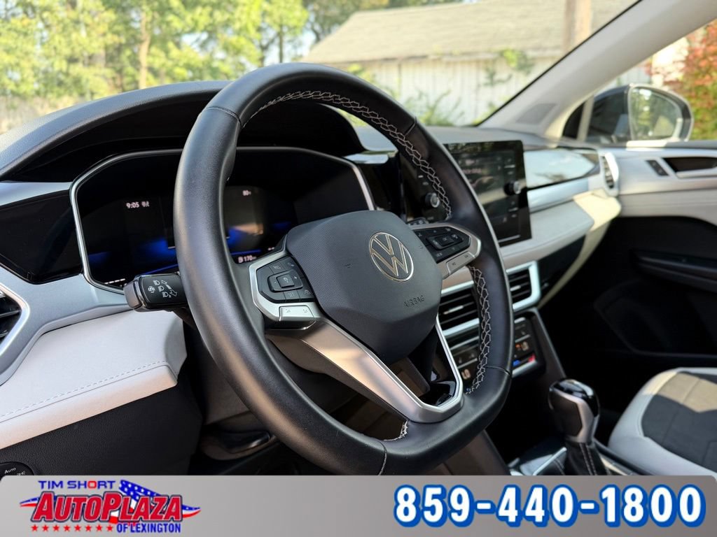 Used 2025 Volkswagen Taos SE AWD/4WD image 3