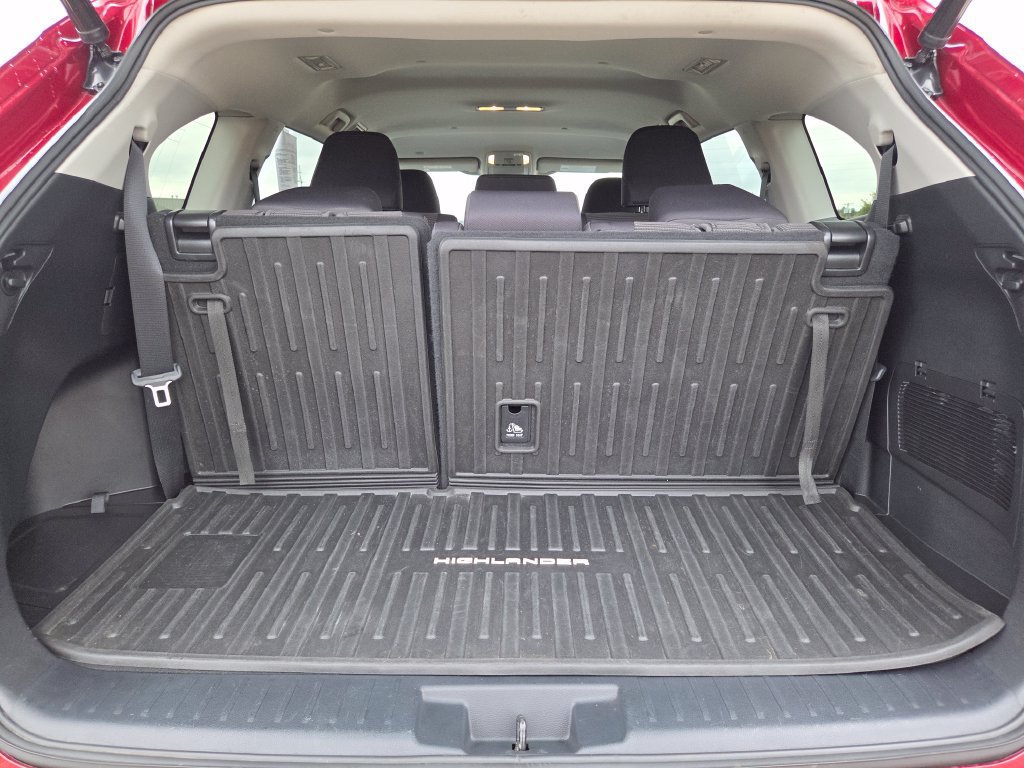 Used 2022 Toyota Highlander LE AWD/4WD image 24