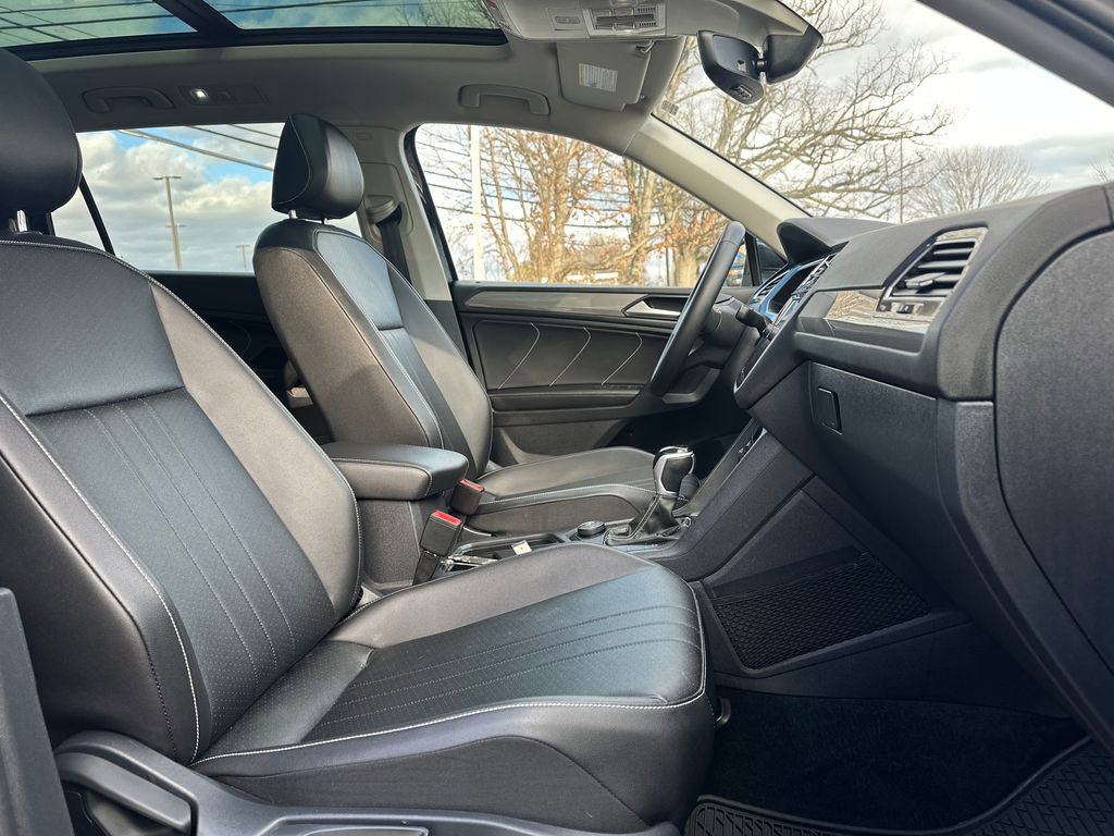 Used 2022 Volkswagen Tiguan SE w/ Panoramic Sunroof Package image 16