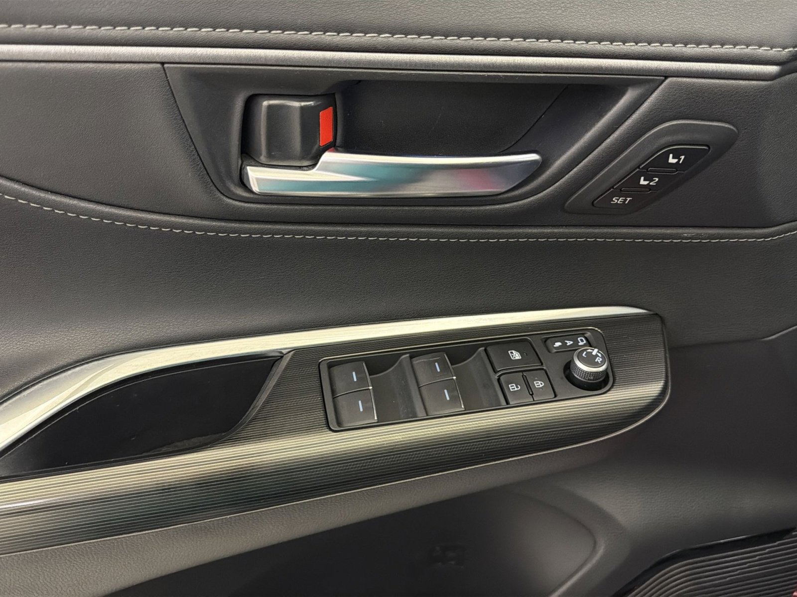 Used 2023 Toyota Venza Nightshade AWD/4WD image 16