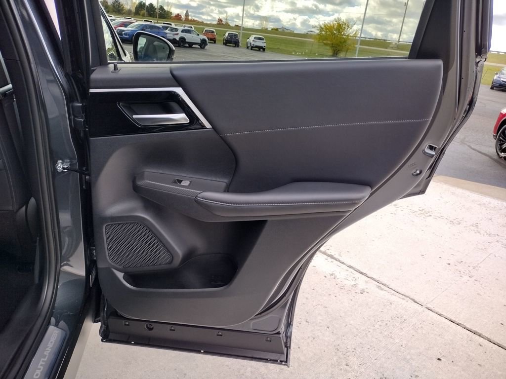 New 2025 Mitsubishi Outlander SE image 31