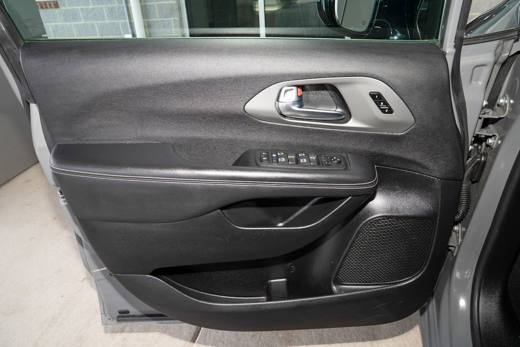 Used 2025 Chrysler Pacifica Select image 12
