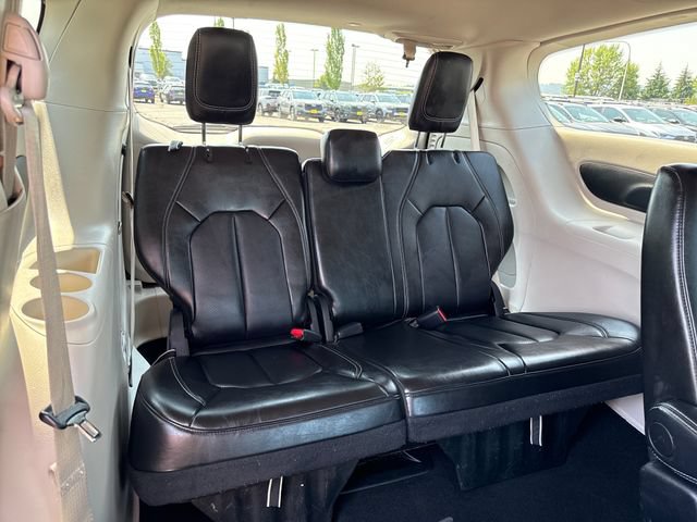 Used 2024 Chrysler Pacifica Touring-L FWD image 12
