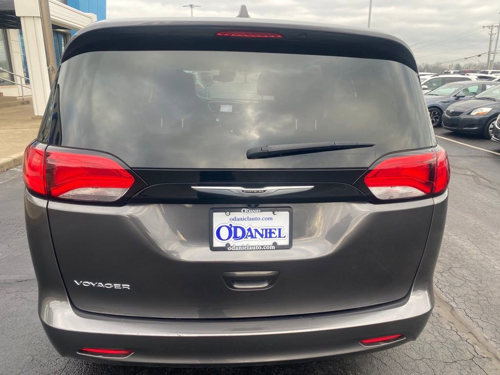 Used 2023 Chrysler Voyager LX image 5