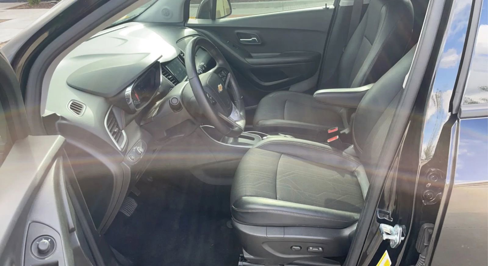 Used 2021 Chevrolet Trax LT w/ LT Convenience Package image 16