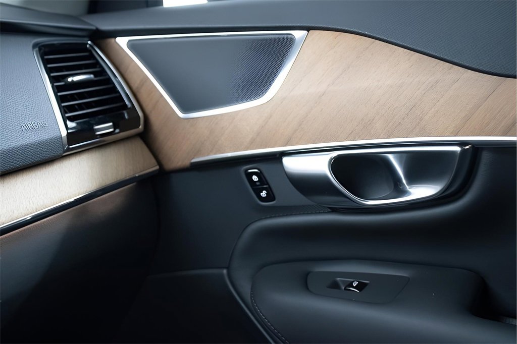 Certified 2025 Volvo XC90 T8 Plus w/ Protection Package Premier image 24