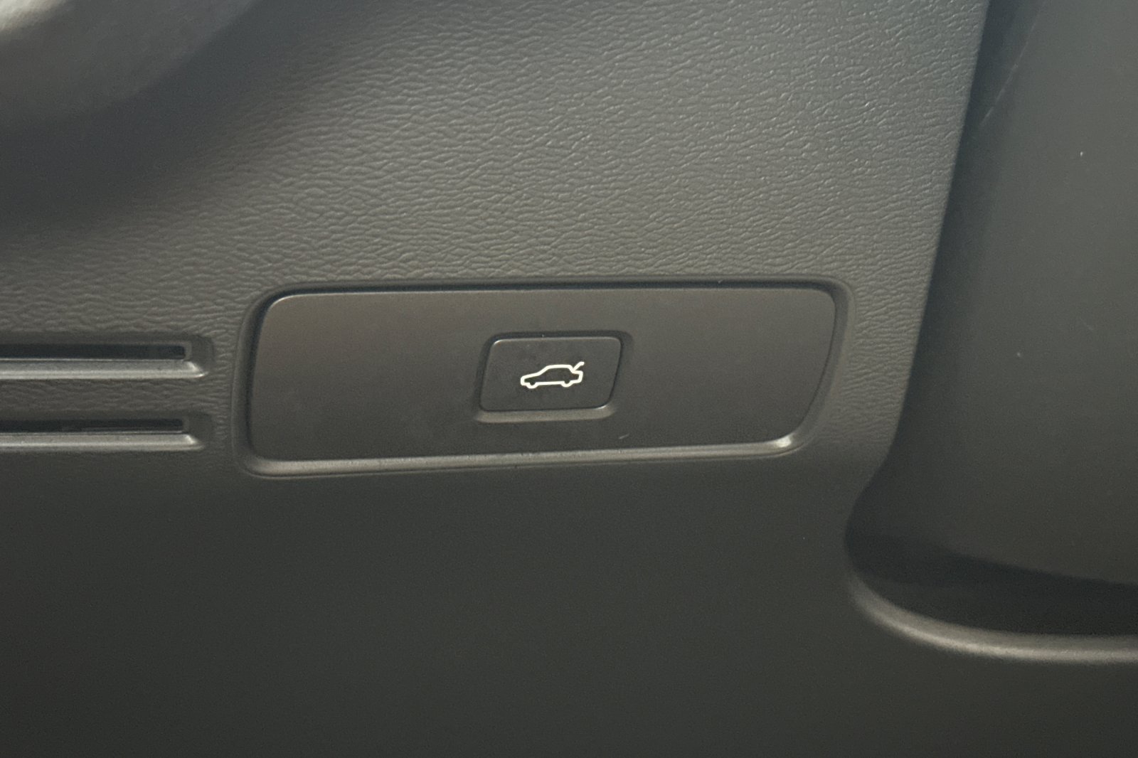 Certified 2026 Volvo XC40 B5 Plus AWD/4WD image 32