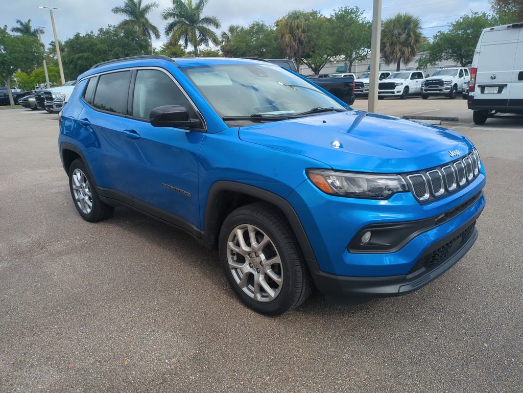 Used 2022 Jeep Compass Latitude w/ Sun and Sound Group AWD/4WD image 2