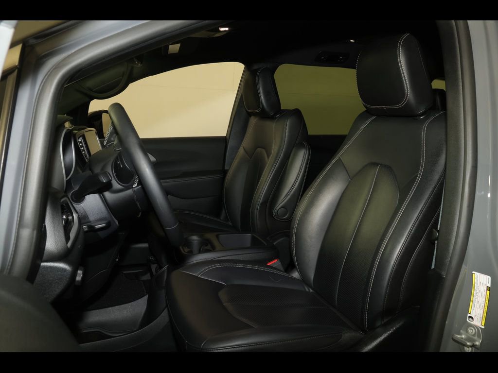 Used 2025 Chrysler Pacifica Select image 21
