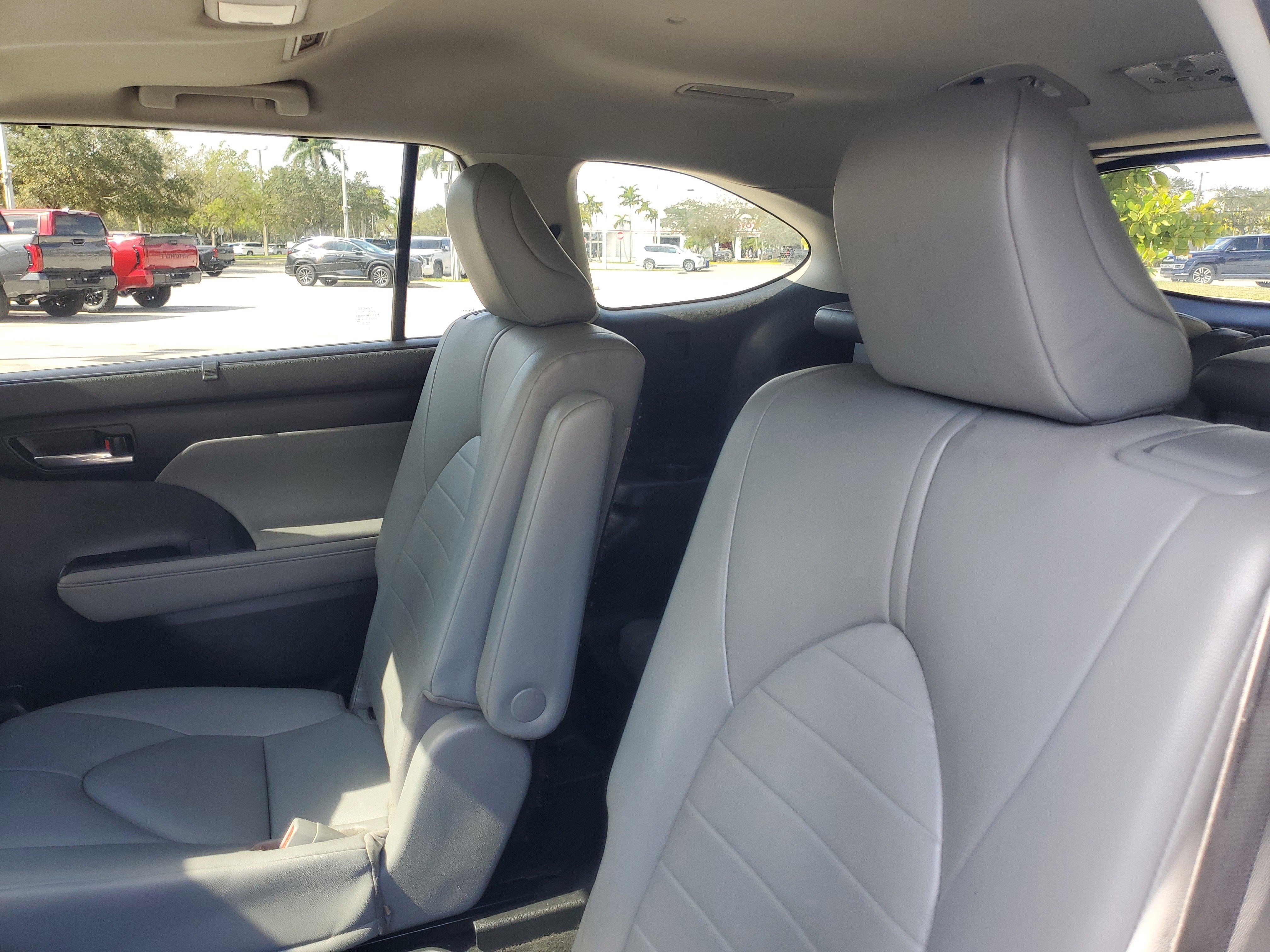 Used 2021 Toyota Highlander XLE image 14