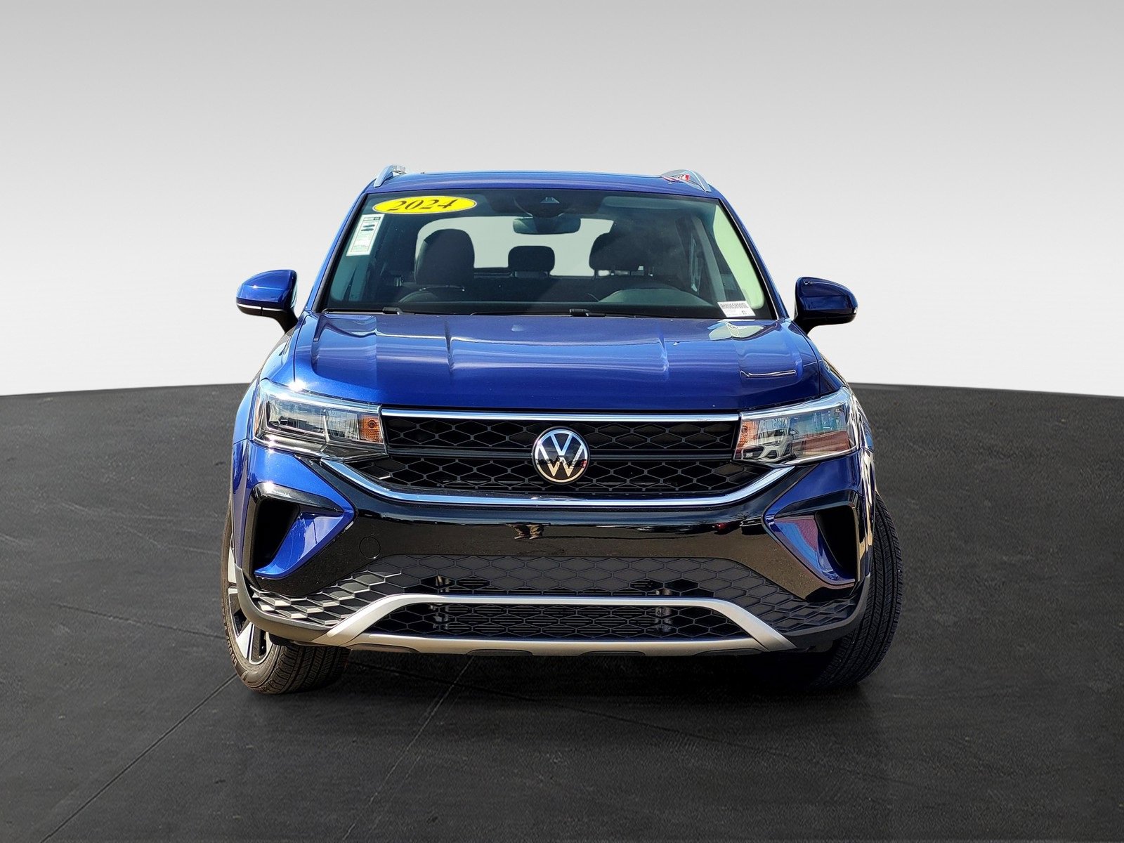 Used 2024 Volkswagen Taos SE w/ Panoramic Sunroof Package image 2