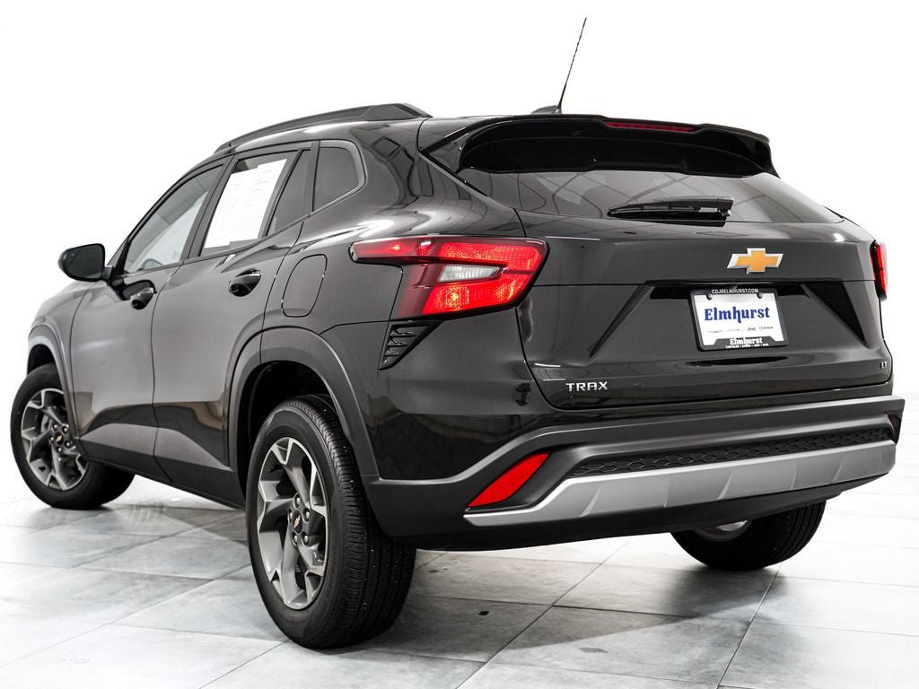 Used 2024 Chevrolet Trax LT w/ Sunroof Package FWD image 5