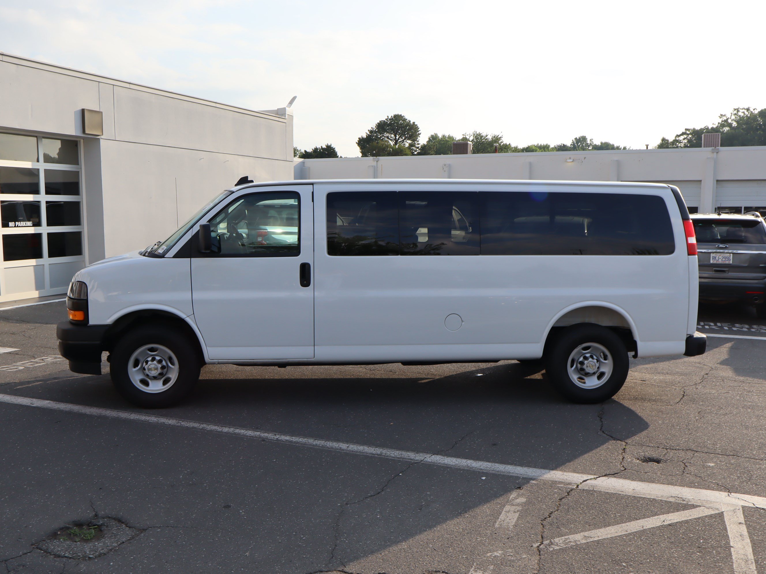 Used 2025 Chevrolet Express 3500 LS RWD image 7