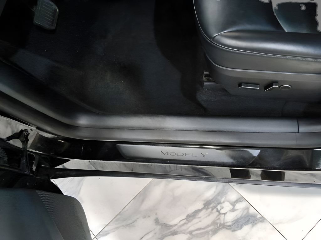 Used 2023 Tesla Model Y Long Range image 13